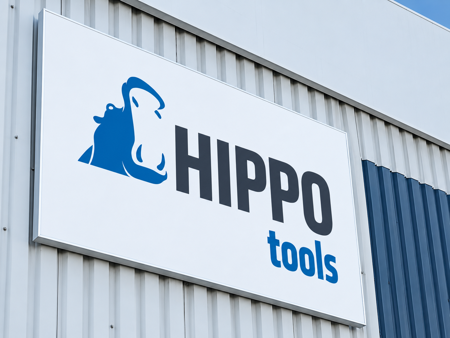Hippo Tools logo op een gevelbord van een bedrijfspand.