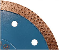 Detailweergave van de diamantsegmenten van een diamantzaagblad met volle band Premium voor nauwkeurig en splintervrij zagen van keramiek.
