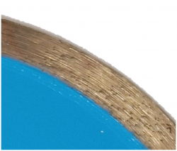 Detailweergave van de volle band van een diamantzaagblad voor nauwkeurig zagen van natuursteen en tegels.