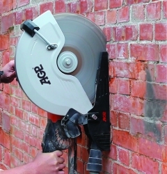 AGP C14 handzaagmachine in gebruik voor het nauwkeurig zagen van sleuven in baksteen en metselwerk.